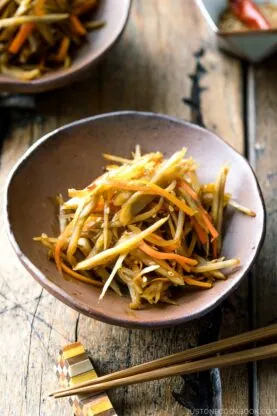 A bizenware containing kinpira gobo, a classic Japanese side dish.